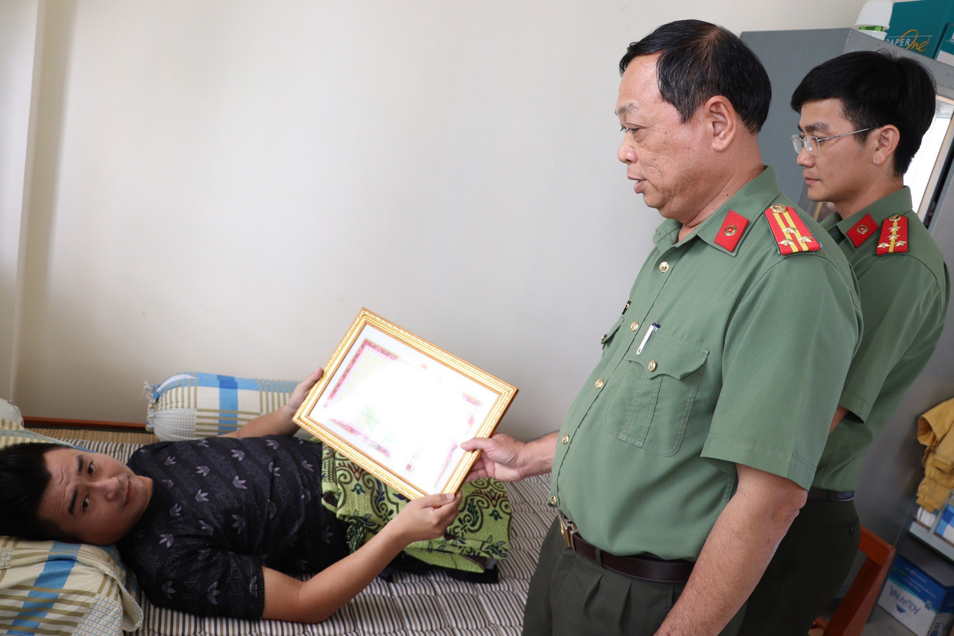 Đại diện Công an tỉnh Vĩnh Long trao Bằng khen cho Đại úy Trần Hoàng Ngôi. Đại diện Công an tỉnh Vĩnh Long trao Bằng khen cho Đại úy Trần Hoàng Ngôi.