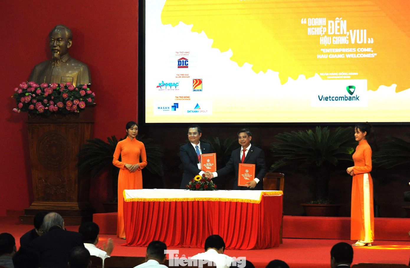 Đại diện UBND tỉnh Hậu Giang và Ngân hàng Vietcombank ký kết hỗ trợ vay vốn. Ảnh: Cảnh Kỳ Đại diện UBND tỉnh Hậu Giang và Ngân hàng Vietcombank ký kết hỗ trợ vay vốn. Ảnh: Cảnh Kỳ