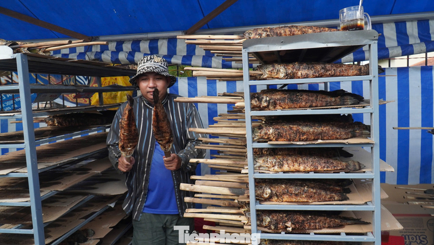 Chủ một quán cá lóc nướng trên đường Phan Ngọc Hiển, phường 9, TP Cà Mau đã bán cá lóc nướng hơn 10 năm nay cho biết lượng khách quen đặt mua nhiều nên ngày vía thần Tài năm nào cũng hết hàng. Có người mua từ sáng, cũng có người lại cúng tối sau khi đi làm về, người lại mua cá về cúng đúng giờ khai trương, mở hàng năm mới.