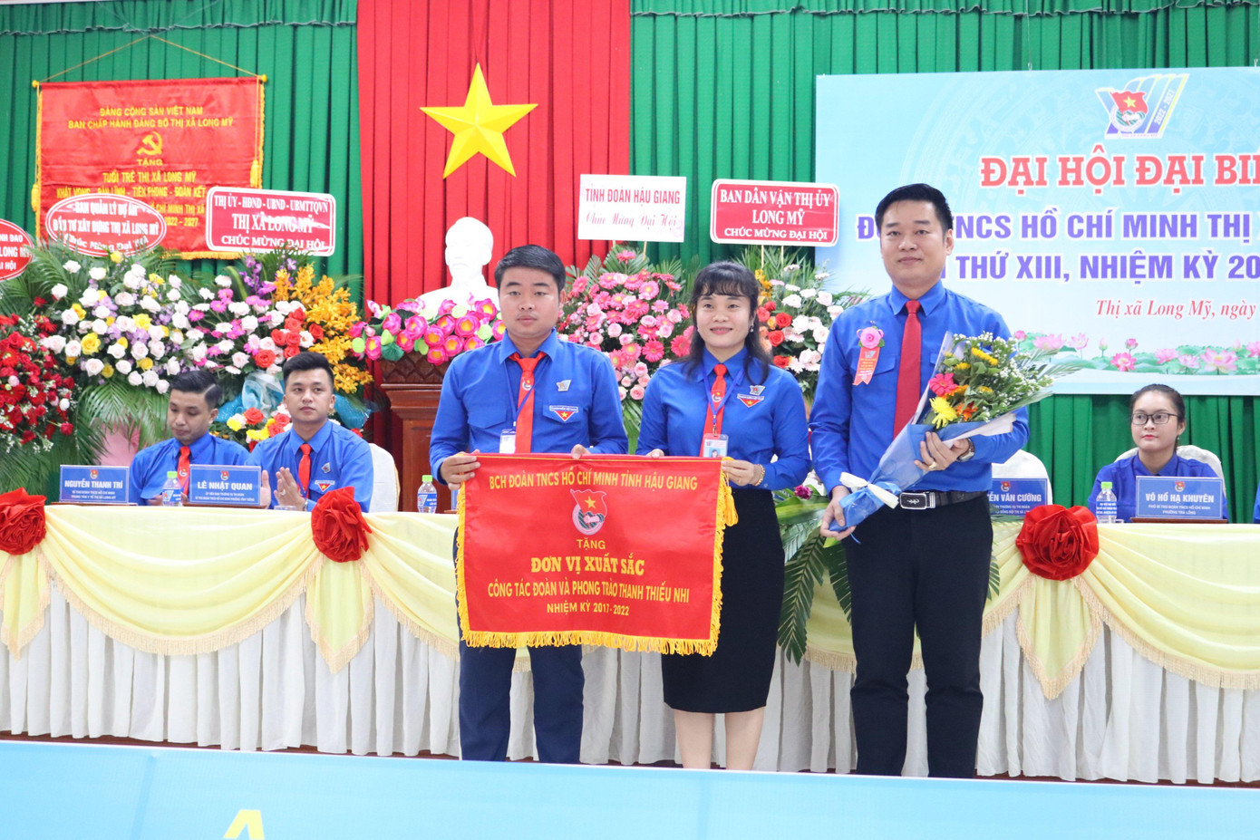 Bí thư Tỉnh Đoàn Hậu Giang trao tặng Đơn vị xuất sắc tại Đại hội Đoàn thị xã Long Mỹ.
