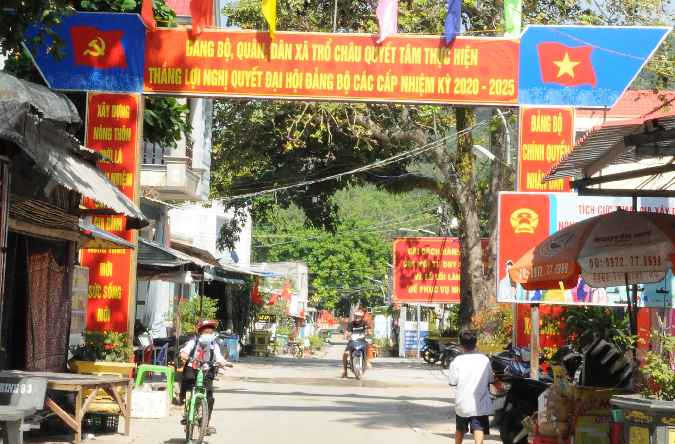 Năm 1993, tỉnh Kiên Giang đưa 17 hộ dân đầu tiên ra đảo Thổ Chu. Đến nay, xã đảo đã có hơn 500 hộ dân với gần 1.900 nhân khẩu. Người dân trên đảo sinh sống chủ yếu bằng nghề nuôi trồng, khai thác thủy sản và dịch vụ... Năm 1993, tỉnh Kiên Giang đưa 17 hộ dân đầu tiên ra đảo Thổ Chu. Đến nay, xã đảo đã có hơn 500 hộ dân với gần 1.900 nhân khẩu. Người dân trên đảo sinh sống chủ yếu bằng nghề nuôi trồng, khai thác thủy sản và dịch vụ...