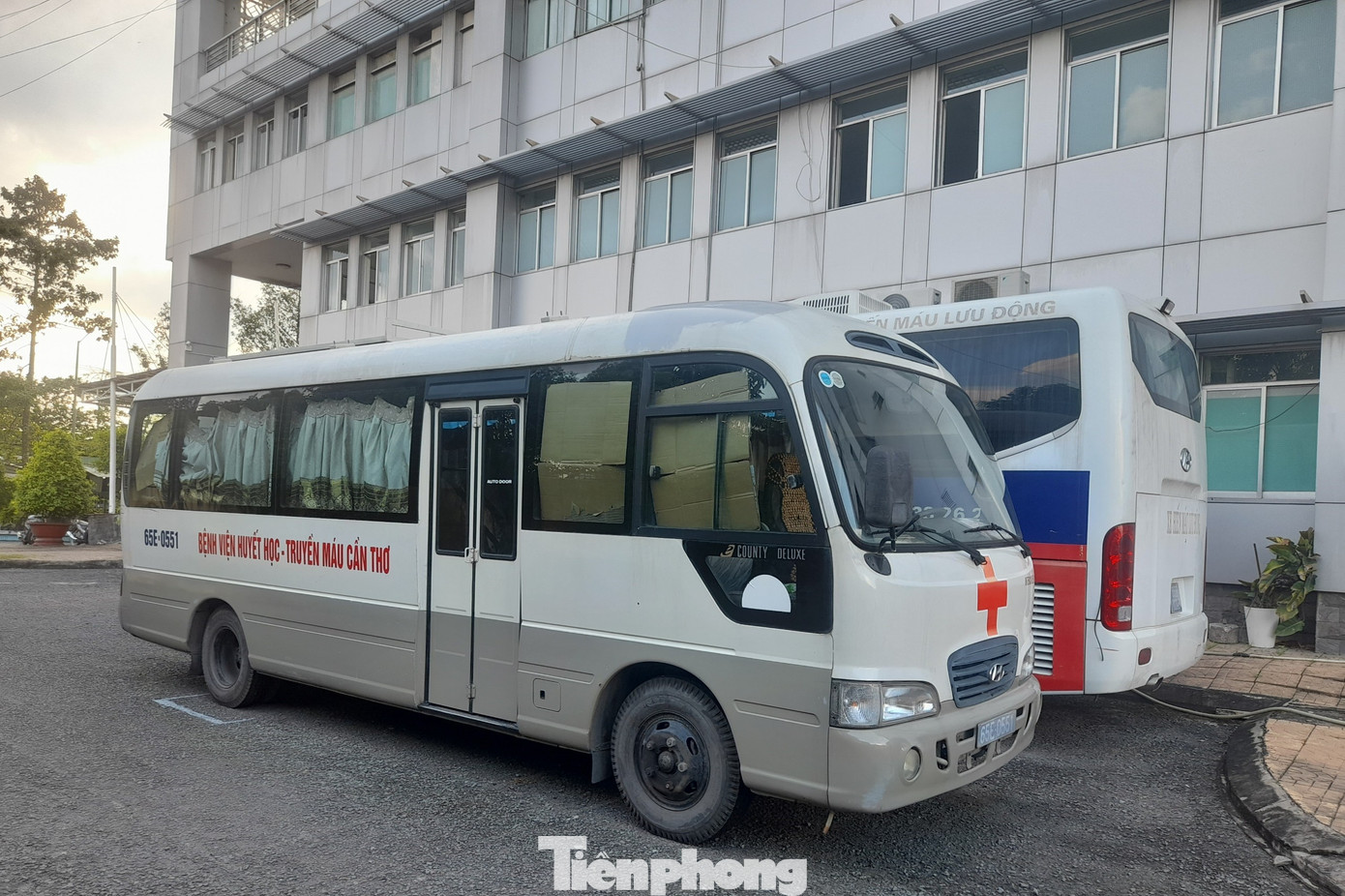 Trước đề nghị trên, BCĐ quốc gia Vận động hiến máu tình nguyện cho biết, đã đề xuất, kiến nghị lãnh đạo Bộ Y tế phối hợp chỉ đạo để giải quyết những vướng mắc, để việc tiếp nhận máu của các tỉnh được tiếp tục thực hiện, nhằm đảm bảo nhu cầu sử dụng máu cho người bệnh tại các địa phương trong khu vực.. Trước đề nghị trên, BCĐ quốc gia Vận động hiến máu tình nguyện cho biết, đã đề xuất, kiến nghị lãnh đạo Bộ Y tế phối hợp chỉ đạo để giải quyết những vướng mắc, để việc tiếp nhận máu của các tỉnh được tiếp tục thực hiện, nhằm đảm bảo nhu cầu sử dụng máu cho người bệnh tại các địa phương trong khu vực..