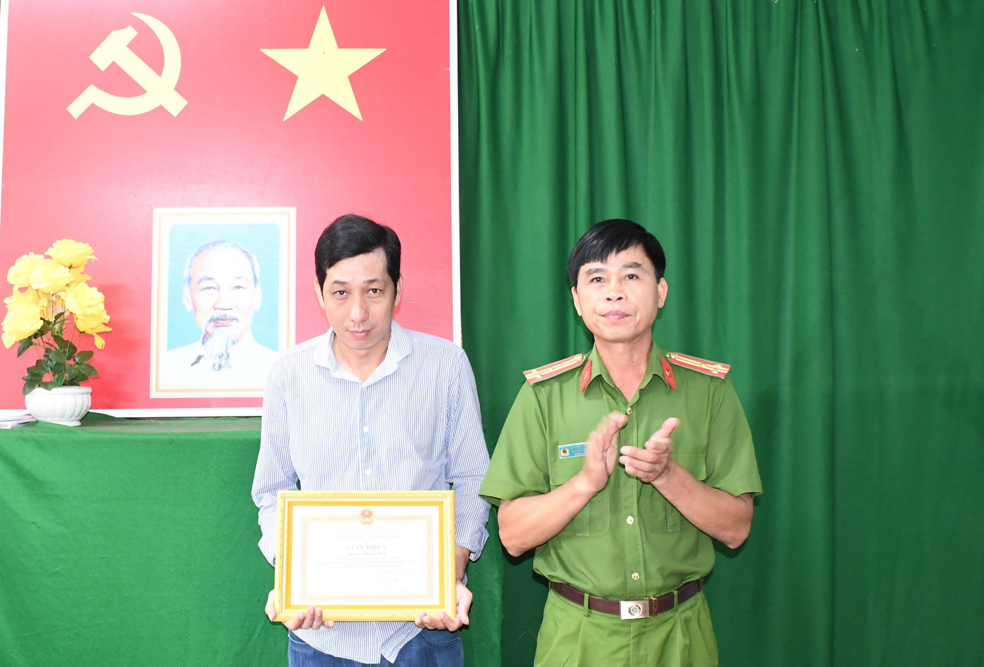 Thượng tá Nguyễn Thành Thạnh - Phó trưởng Phòng Cảnh sát Phòng cháy chữa cháy và Cứu nạn cứu hộ, Công an tỉnh Trà Vinh trao giấy khen của Giám đốc Công an tỉnh tặng anh Lê Thanh Hải. Ảnh: H.Giang Thượng tá Nguyễn Thành Thạnh - Phó trưởng Phòng Cảnh sát Phòng cháy chữa cháy và Cứu nạn cứu hộ, Công an tỉnh Trà Vinh trao giấy khen của Giám đốc Công an tỉnh tặng anh Lê Thanh Hải. Ảnh: H.Giang