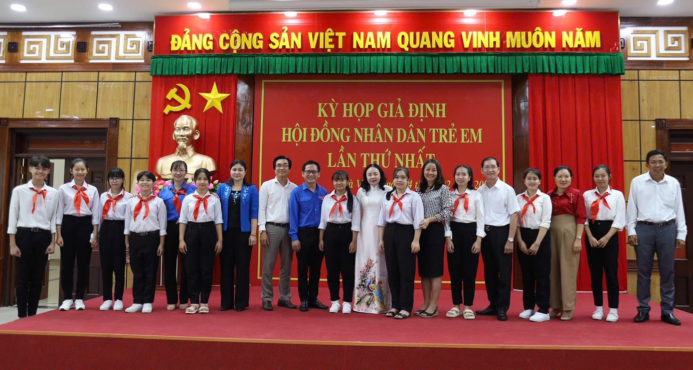 Đại biểu chụp ảnh lưu niệm cùng các em học sinh. Ảnh: Ngân Linh Đại biểu chụp ảnh lưu niệm cùng các em học sinh. Ảnh: Ngân Linh