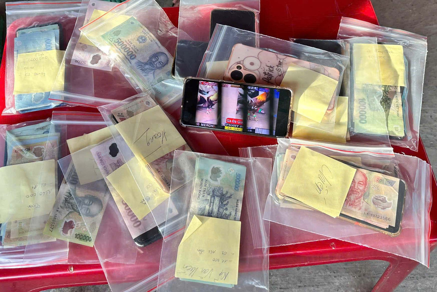 Tang vật thu giữ tại hiện trường. Tang vật thu giữ tại hiện trường.