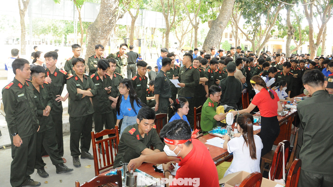 Theo Ban tổ chức, trong buổi sáng, chương trình đã tiếp nhận gần 700 đơn vị máu. Theo Ban tổ chức, trong buổi sáng, chương trình đã tiếp nhận gần 700 đơn vị máu.