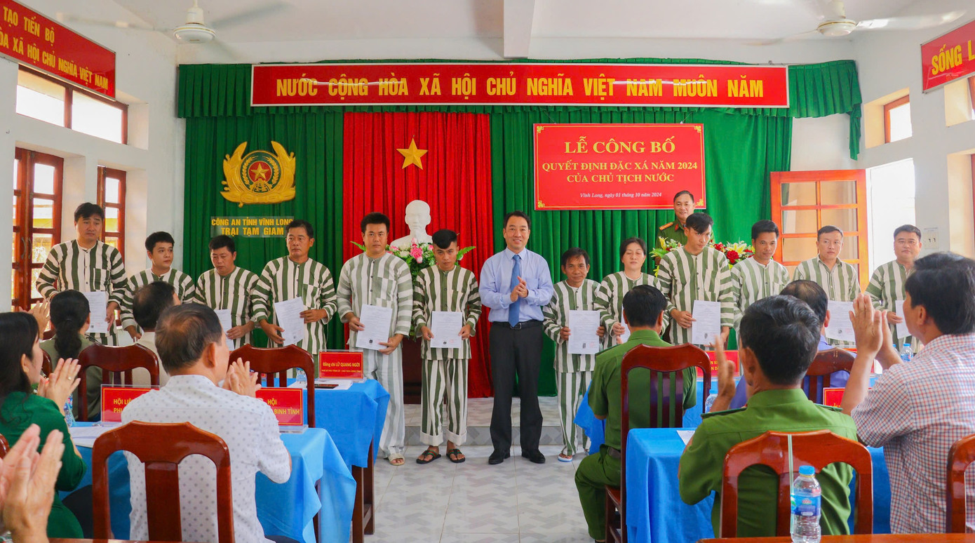 Ông Lữ Quang Ngời - Chủ tịch UBND tỉnh Vĩnh Long trao quyết định đặc xá cho các phạm nhân. Ông Lữ Quang Ngời - Chủ tịch UBND tỉnh Vĩnh Long trao quyết định đặc xá cho các phạm nhân.