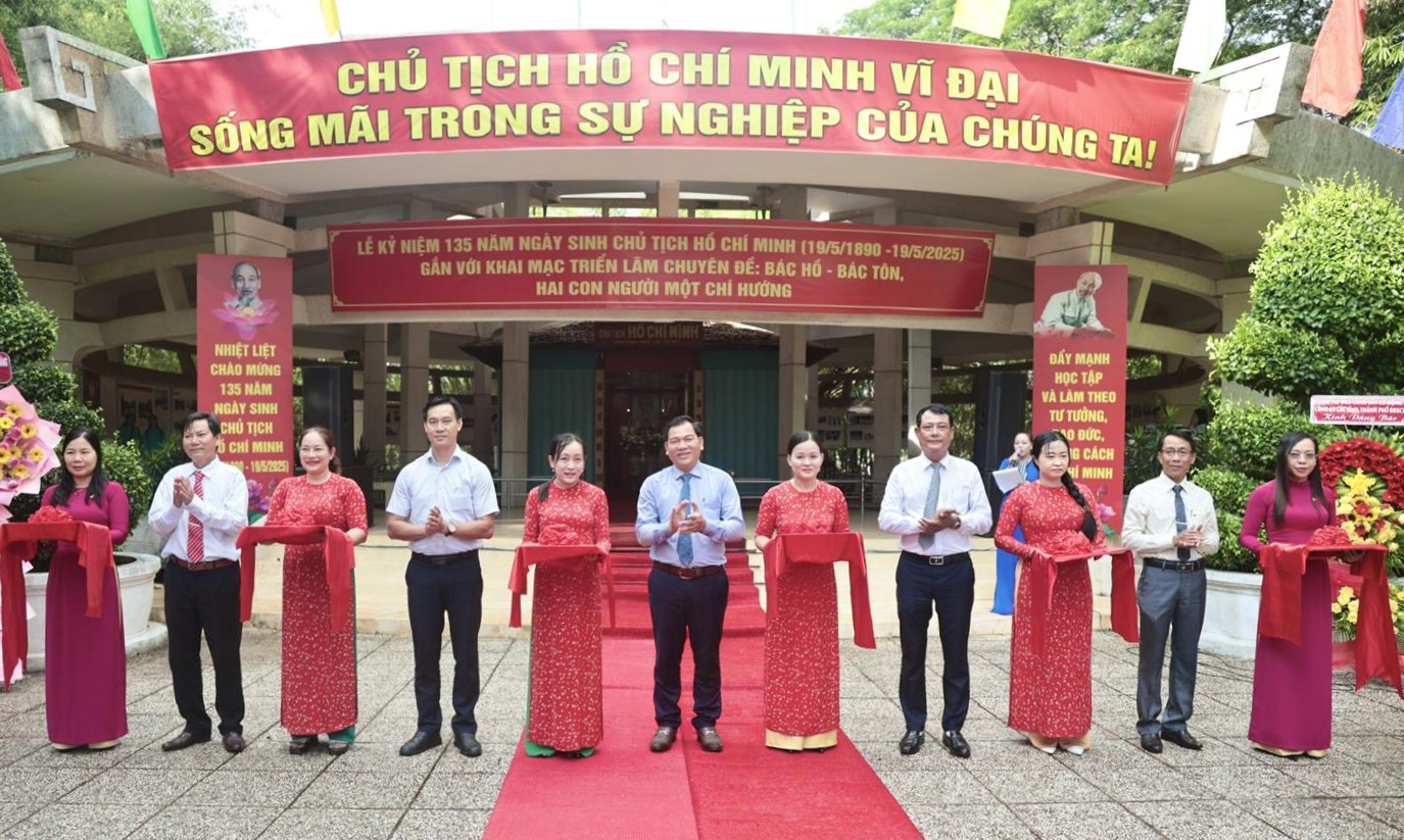 Cắt băng khai mạc triển lãm.