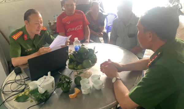 Lực lượng công an làm việc với chủ cơ sở.