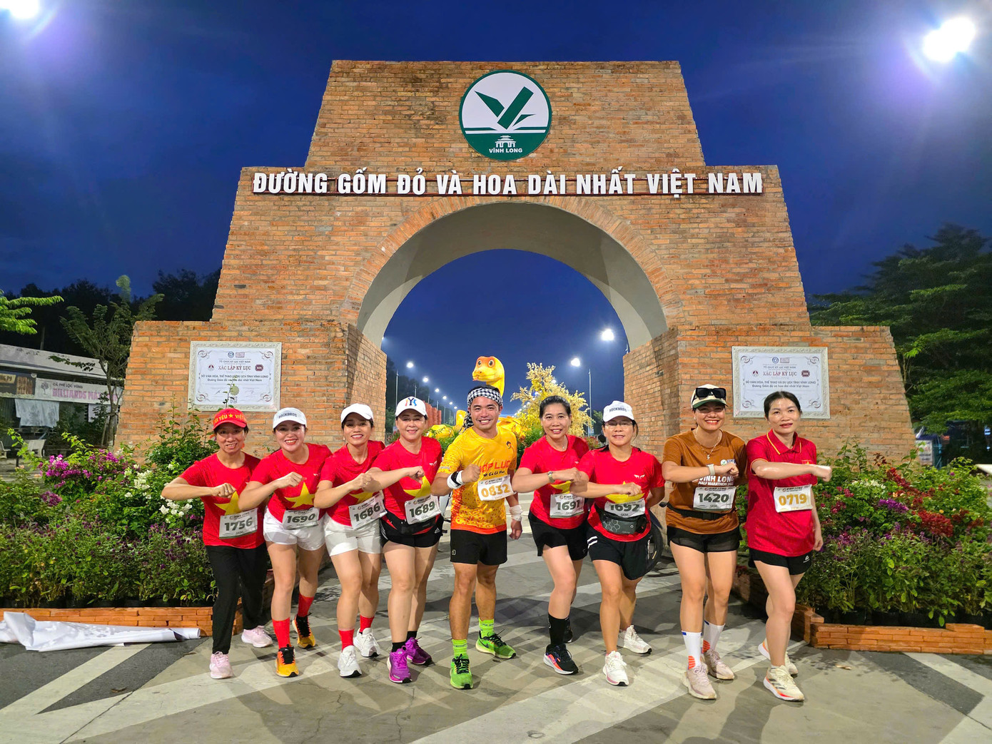 Các vận động viên check-in đường gốm và hoa kỷ lục Việt Nam tại thành phố Vĩnh Long.