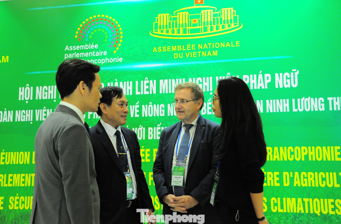 Lãnh đạo thành phố Cần Thơ trao đổi cùng đại biểu quốc tế.