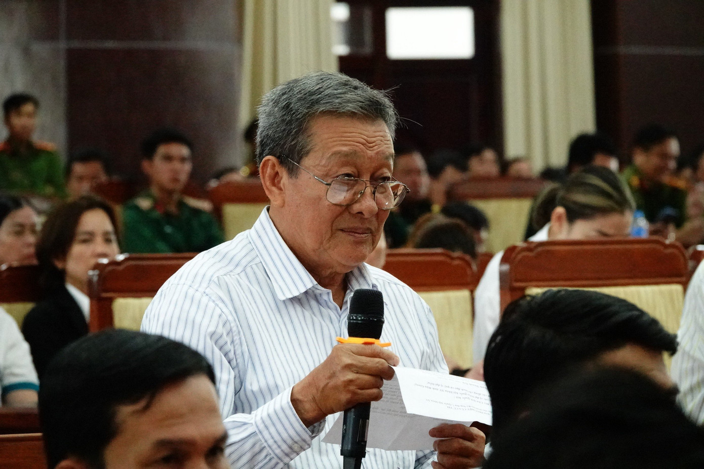 Cử tri nêu ý kiến tại hội nghị.