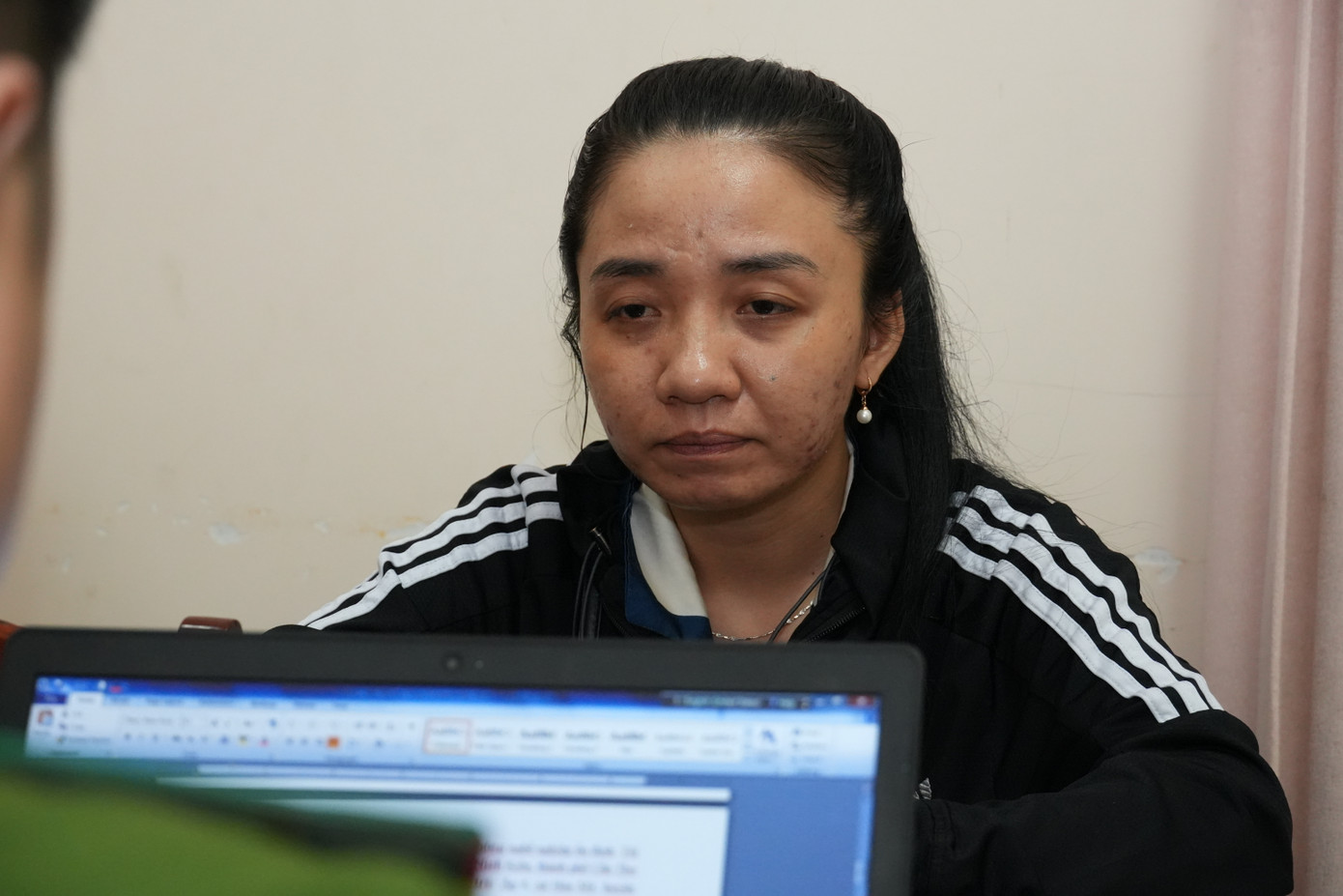 Trần Thị Kim Thùy tại cơ quan công an. Ảnh: Thế Phong