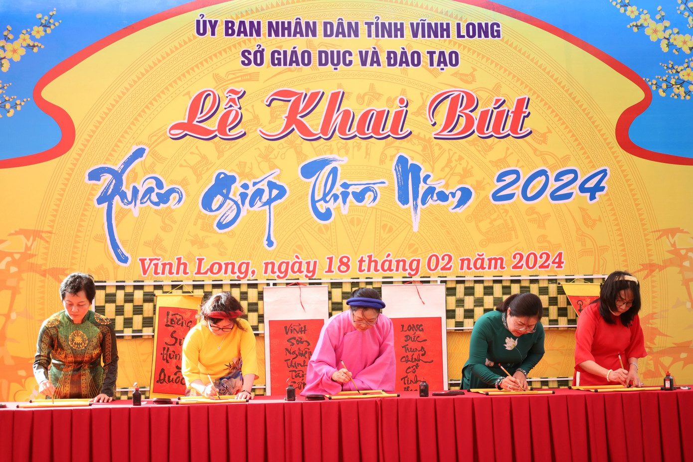 Lãnh đạo tỉnh Vĩnh Long viết những dòng thư pháp tại Lễ khai bút.