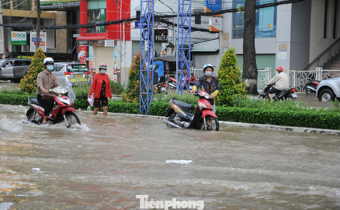 Ngập sâu nhất là đoạn qua trung tâm thương mại Sense City.