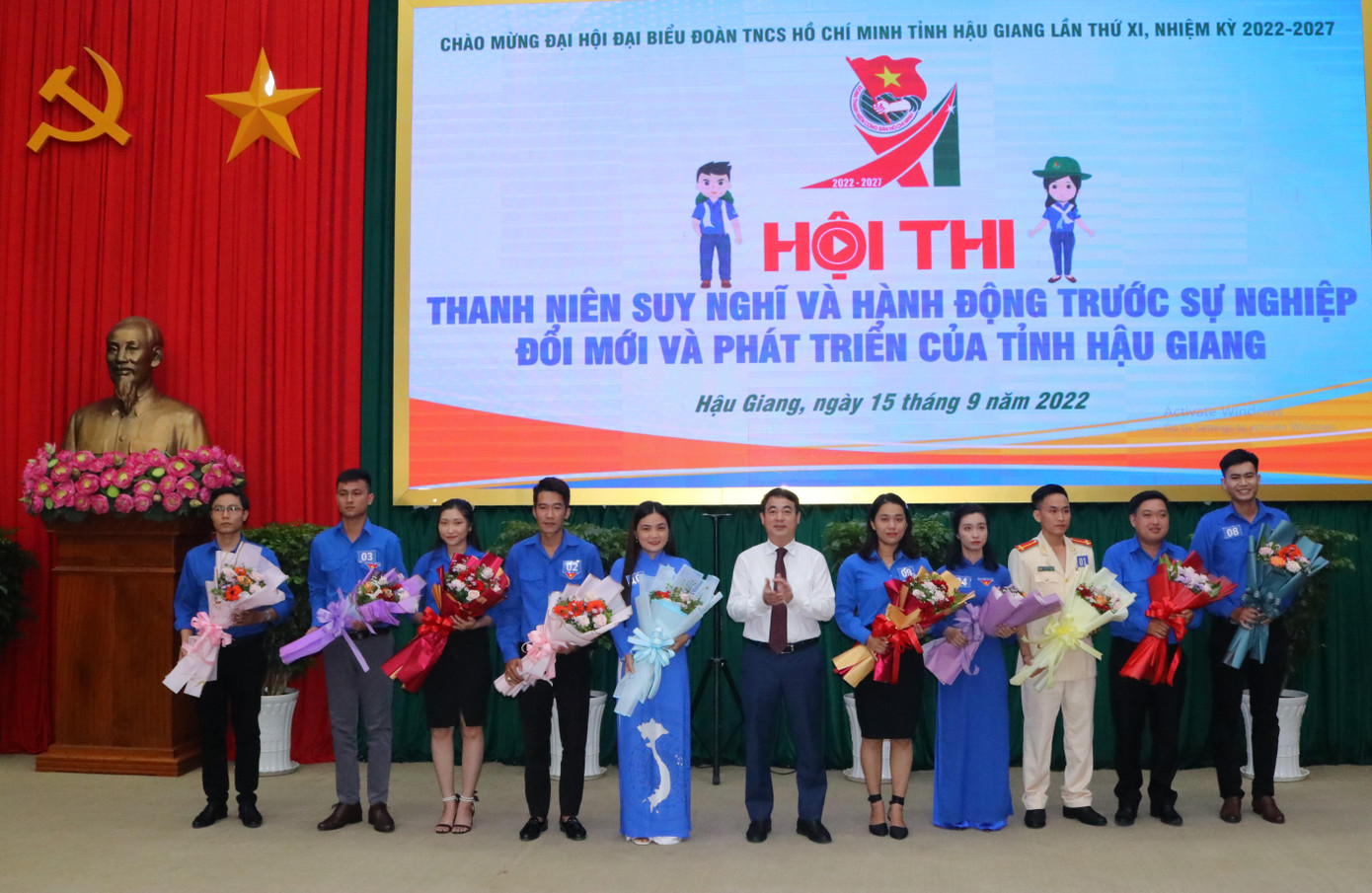 Bí thư Tỉnh ủy Hậu Giang tặng hoa chúc mừng các thí sinh dự thi. Bí thư Tỉnh ủy Hậu Giang tặng hoa chúc mừng các thí sinh dự thi.
