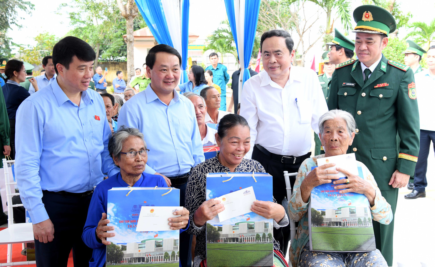 Chủ tịch Quốc hội, thành viên đoàn công tác cùng bà con nhân dân huyện Cầu Ngang, tỉnh Trà Vinh. Ảnh: Lâm Hiển