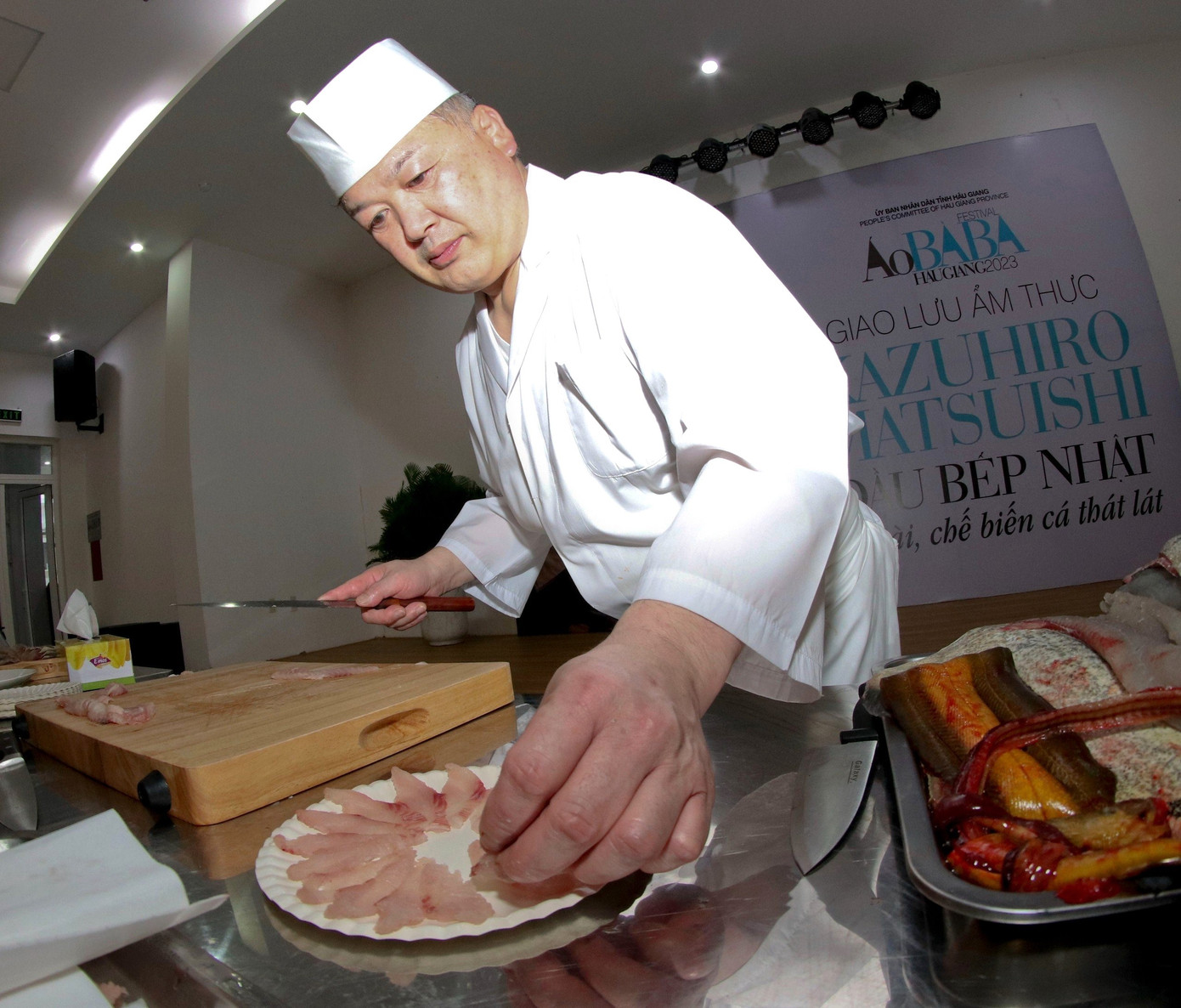 “Trong tương lai, tôi muốn tăng cường hợp tác với các ngành nghề liên quan và các cơ quan nghiên cứu để phổ biến rộng rãi phương pháp đông lạnh cá tại Việt Nam, nơi có nguồn nguyên liệu cá phong phú và chất lượng cao. Đồng thời tôi sẽ mở chương trình huấn luyện, đào tạo về kỹ thuật xử lý cá để giúp các đầu bếp học và thực hành phương pháp xử lý đúng kỹ thuật. Từ đó, các đầu bếp chế biến món ăn đạt chất lượng cao và đảm bảo an toàn vệ sinh thực phẩm hơn tại Việt Nam” - ông Kazuhiro Matsuishi chia sẻ.