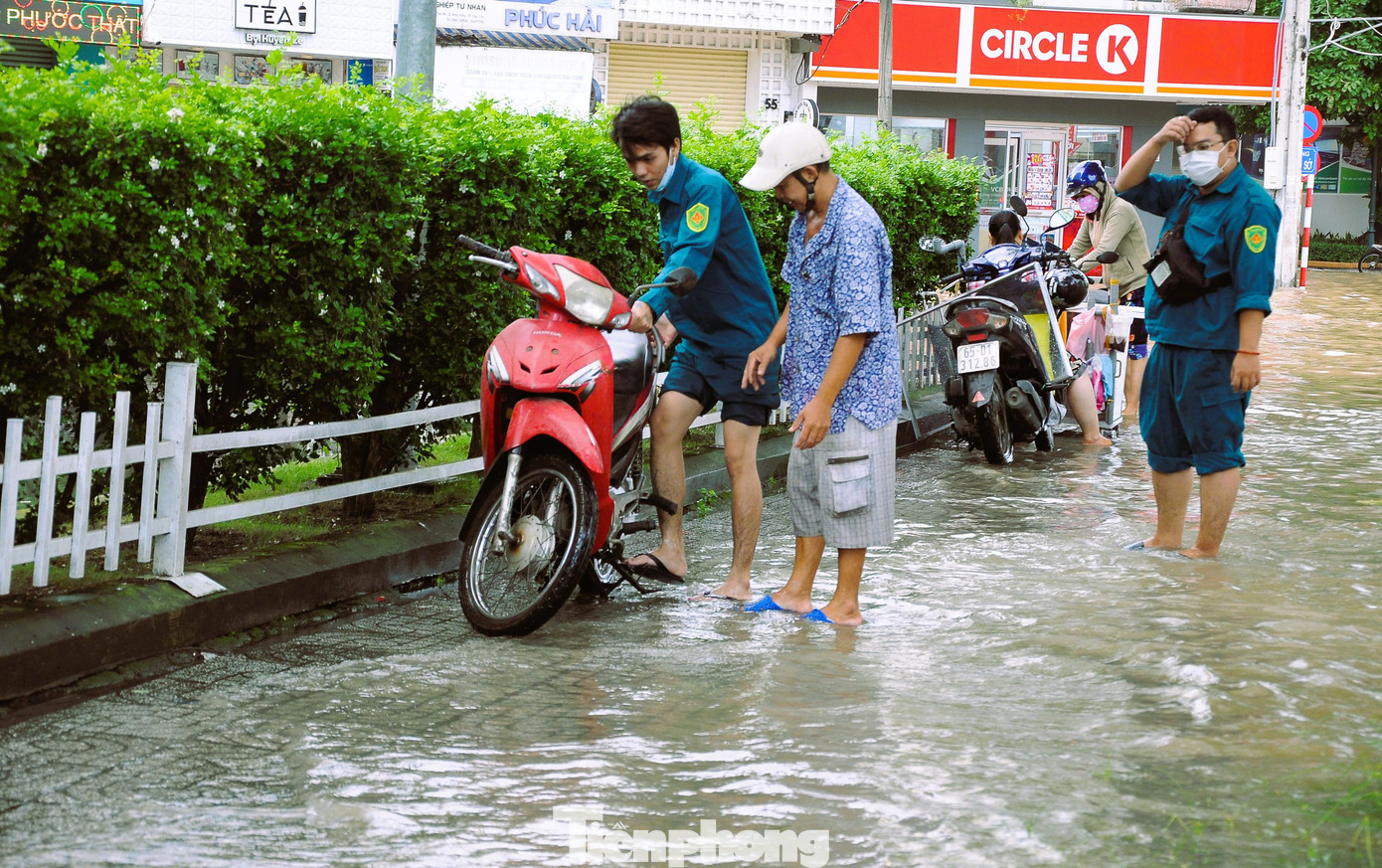 Lực lượng dân quân có mặt từ sớm để giúp đỡ người dân.