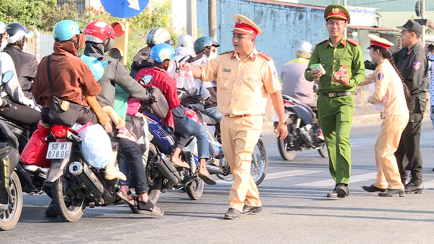 Chi đoàn, Công đoàn và Hội Phụ nữ cơ sở CSGT, Công an tỉnh Vĩnh Long đã gửi tặng 4.000 chai nước suối và 500 hộp sữa đến người dân đi đường.