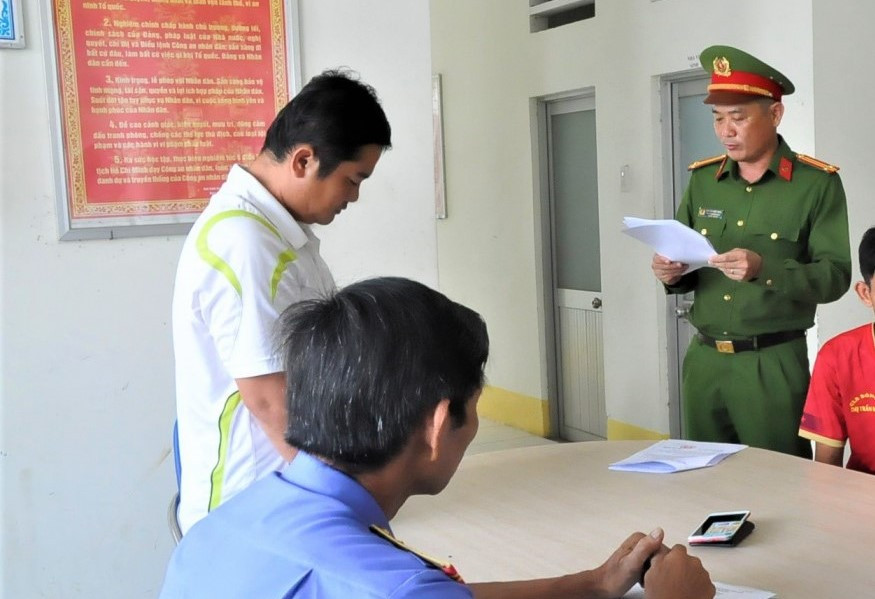 Công an công bố các quyết định đối với Nguyễn Việt Phong. Công an công bố các quyết định đối với Nguyễn Việt Phong.