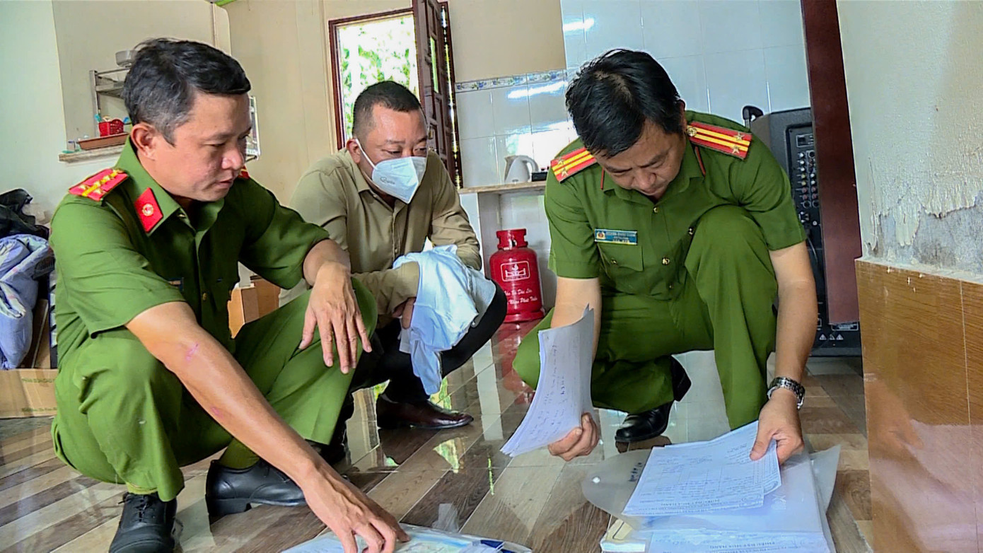 Lực lượng công an khám xét nơi ở của Phùng Minh Phúc.