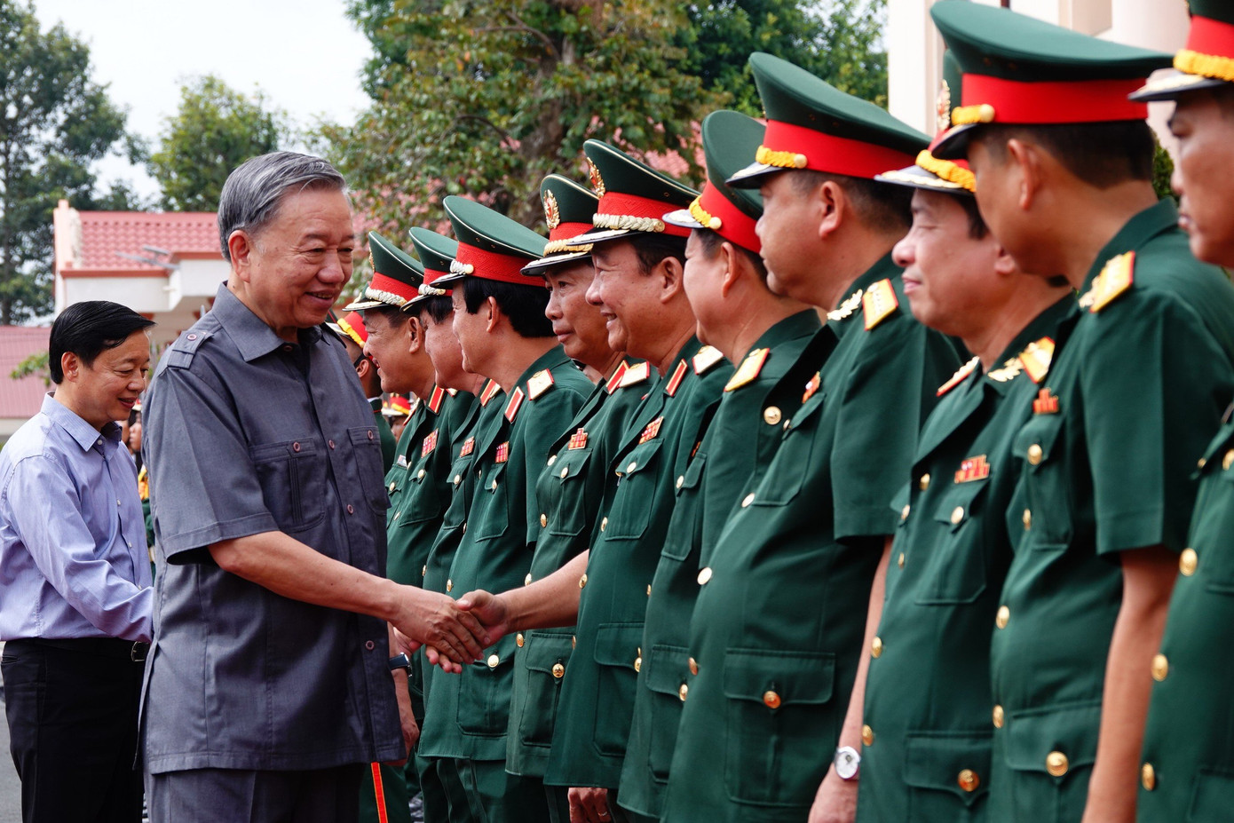 Chủ tịch nước với cán bộ, sĩ quan chỉ huy Lữ đoàn Công binh 25.