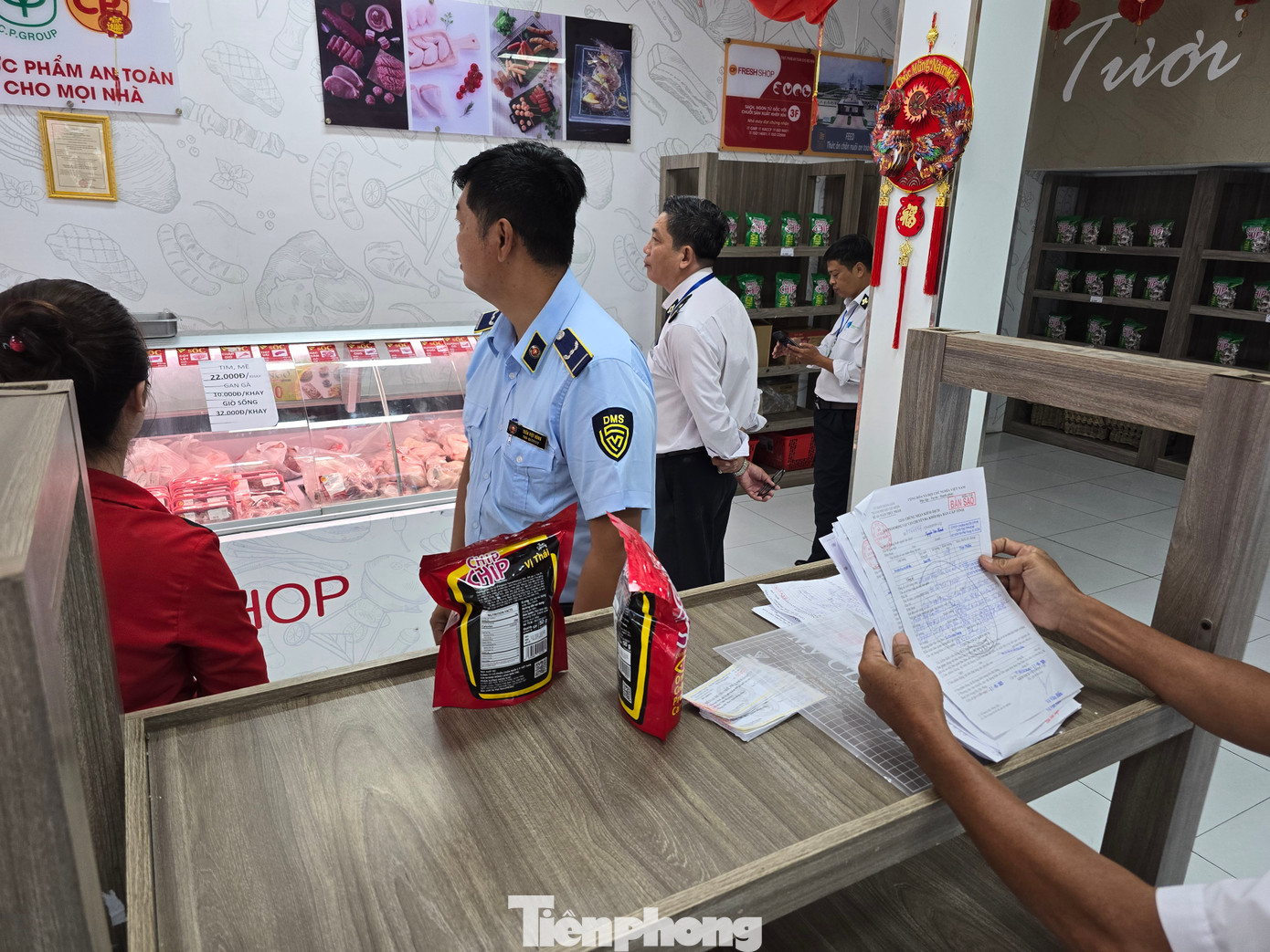 Lực lượng chức năng kiểm tra sản phẩm và thông tin trên các giấy tờ liên quan.