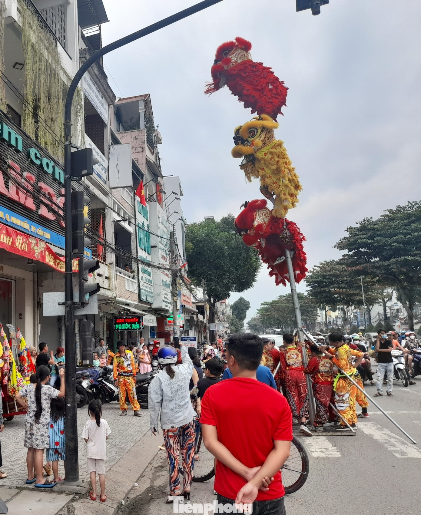 Một tiệm kinh doanh khai trương đầu năm với màn múa lân hoành tráng.