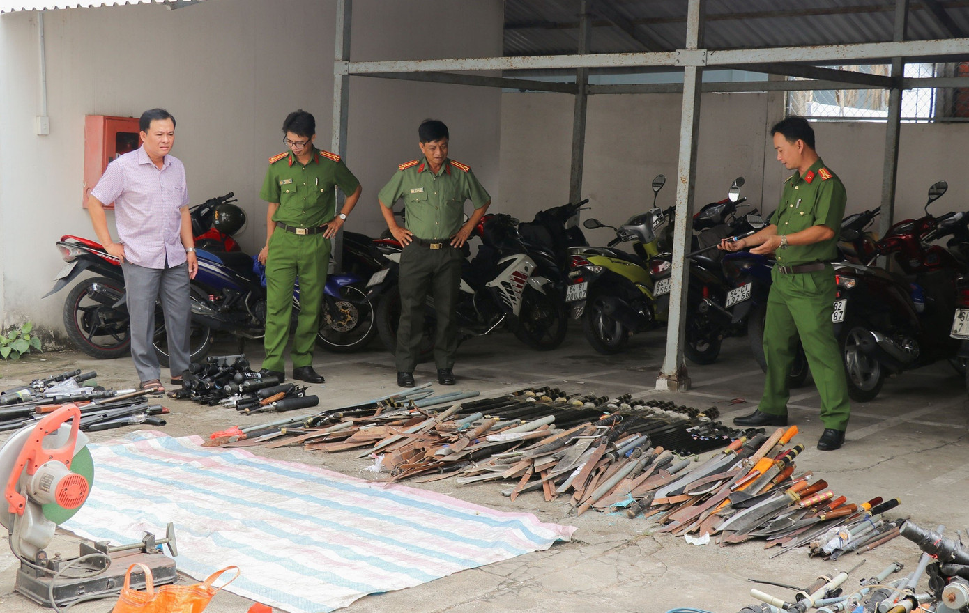 Công an tỉnh Vĩnh Long tiêu hủy vũ khí thô sơ, tự chế và công cụ hỗ trợ thu được. Công an tỉnh Vĩnh Long tiêu hủy vũ khí thô sơ, tự chế và công cụ hỗ trợ thu được.