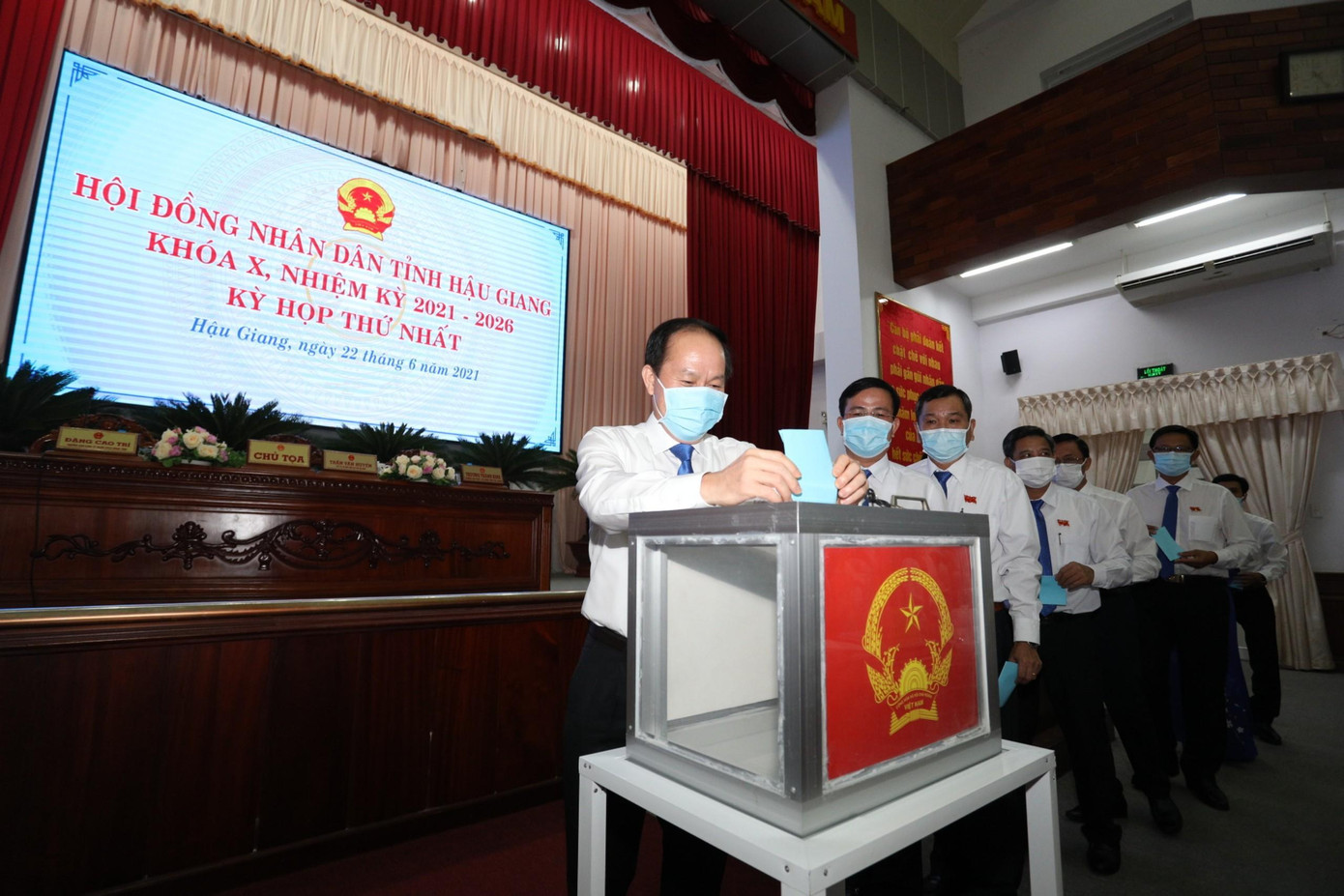 Bỏ phiếu bầu các chức danh chủ chốt. Ảnh:DK