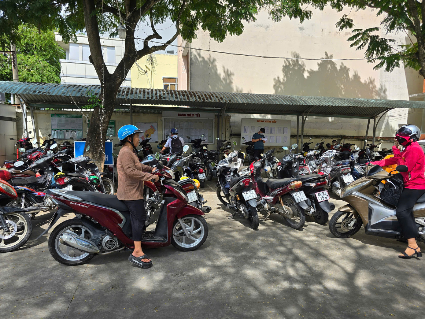 Người dân đến giao dịch, giải quyết công việc tại phường mới đông hơn phường trước đây. Người dân đến giao dịch, giải quyết công việc tại phường mới đông hơn phường trước đây.