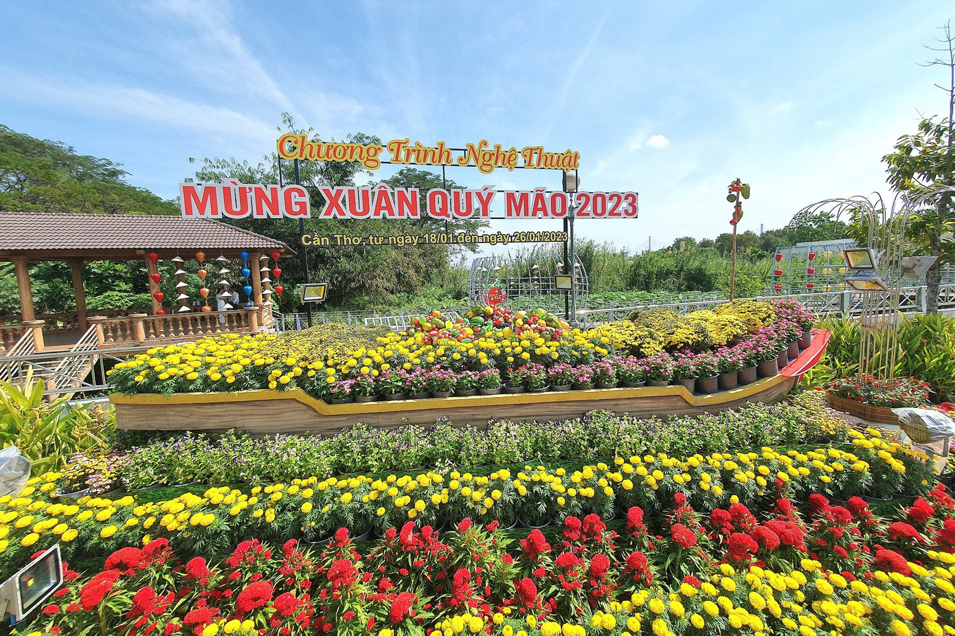 Sân khấu chính với mô hình chợ nổi ngày Tết.