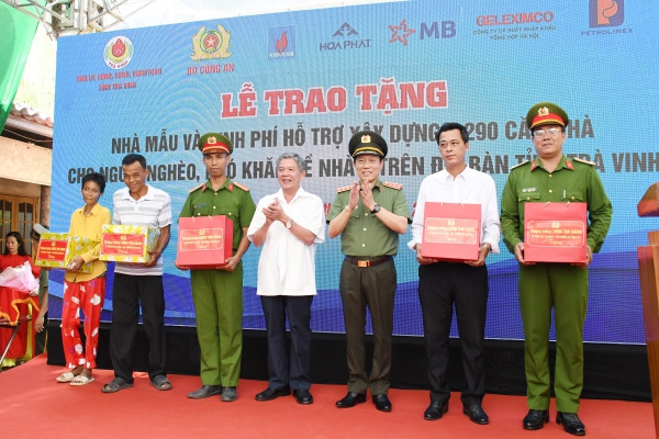 Lãnh đạo Bộ Công an và tỉnh Trà Vinh trao quà tặng Công an huyện Càng Long, UBND xã, Công an xã Bình Phú và hai hộ nhà mẫu. Ảnh: Hồ Giang Lãnh đạo Bộ Công an và tỉnh Trà Vinh trao quà tặng Công an huyện Càng Long, UBND xã, Công an xã Bình Phú và hai hộ nhà mẫu. Ảnh: Hồ Giang