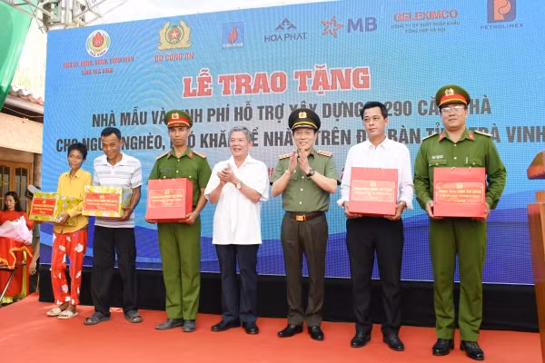 Lãnh đạo Bộ Công an và tỉnh Trà Vinh trao quà tặng Công an huyện Càng Long, UBND xã, Công an xã Bình Phú và hai hộ nhà mẫu. Ảnh: Hồ Giang