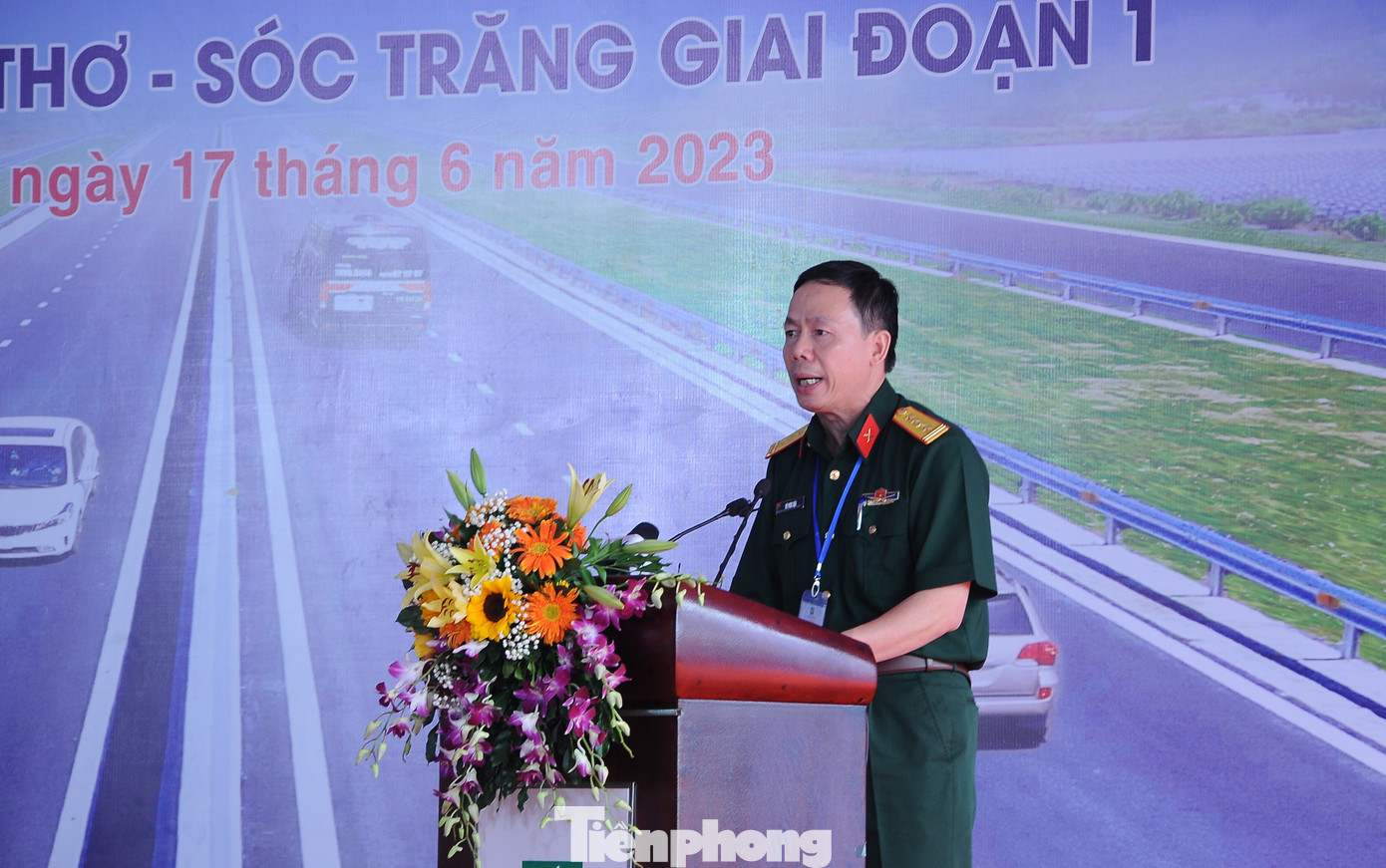 Đại tá Vũ Phúc Hậu – Phó Tư lệnh Binh đoàn 12, Phó Tổng Giám đốc Tổng Công ty Xây dựng Trường Sơn, đại diện các nhà thầu cam kết về thi công công trình. Đại tá Vũ Phúc Hậu – Phó Tư lệnh Binh đoàn 12, Phó Tổng Giám đốc Tổng Công ty Xây dựng Trường Sơn, đại diện các nhà thầu cam kết về thi công công trình.