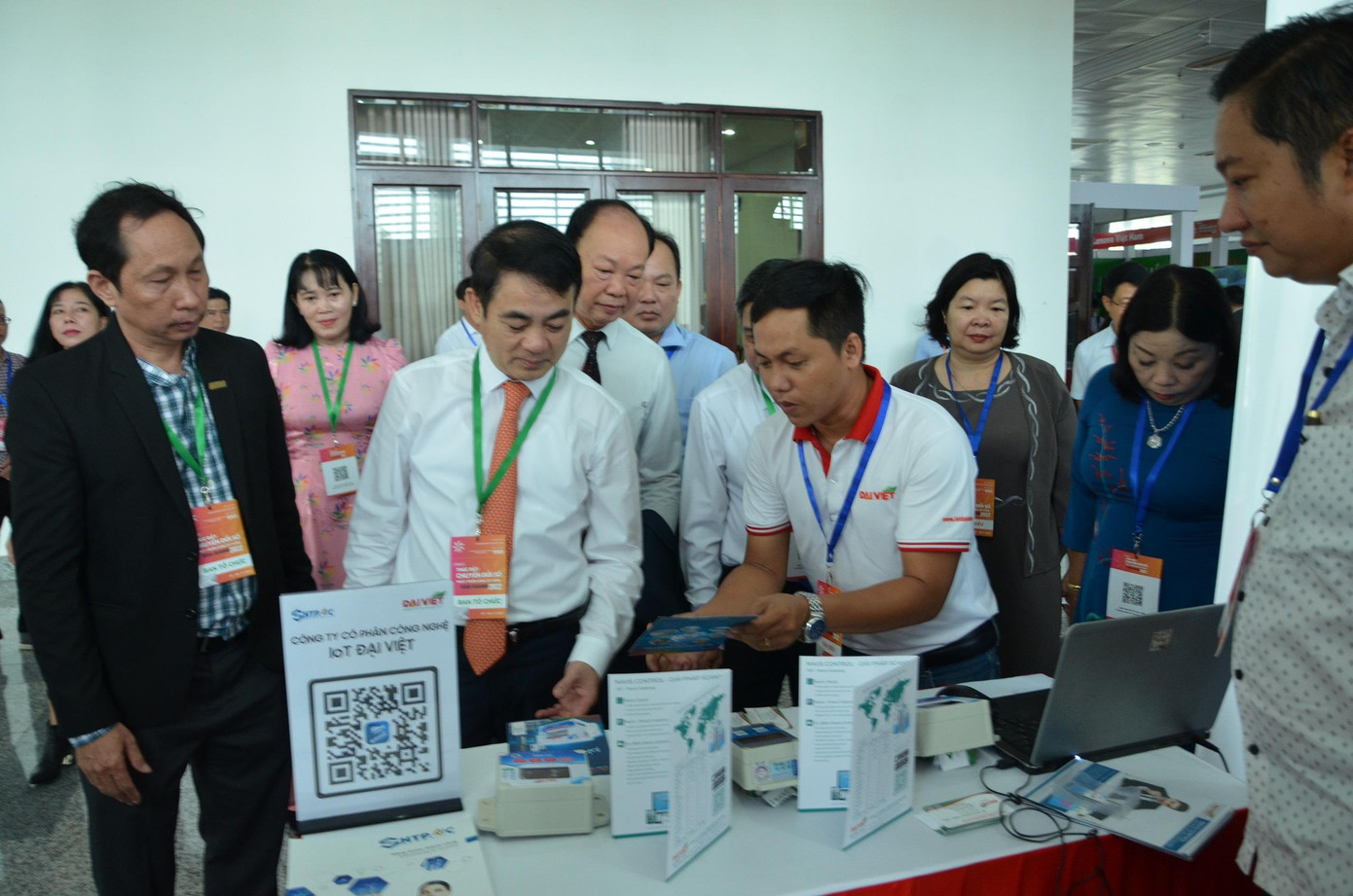 Đại biểu tham quan gian hàng tại sự kiện.