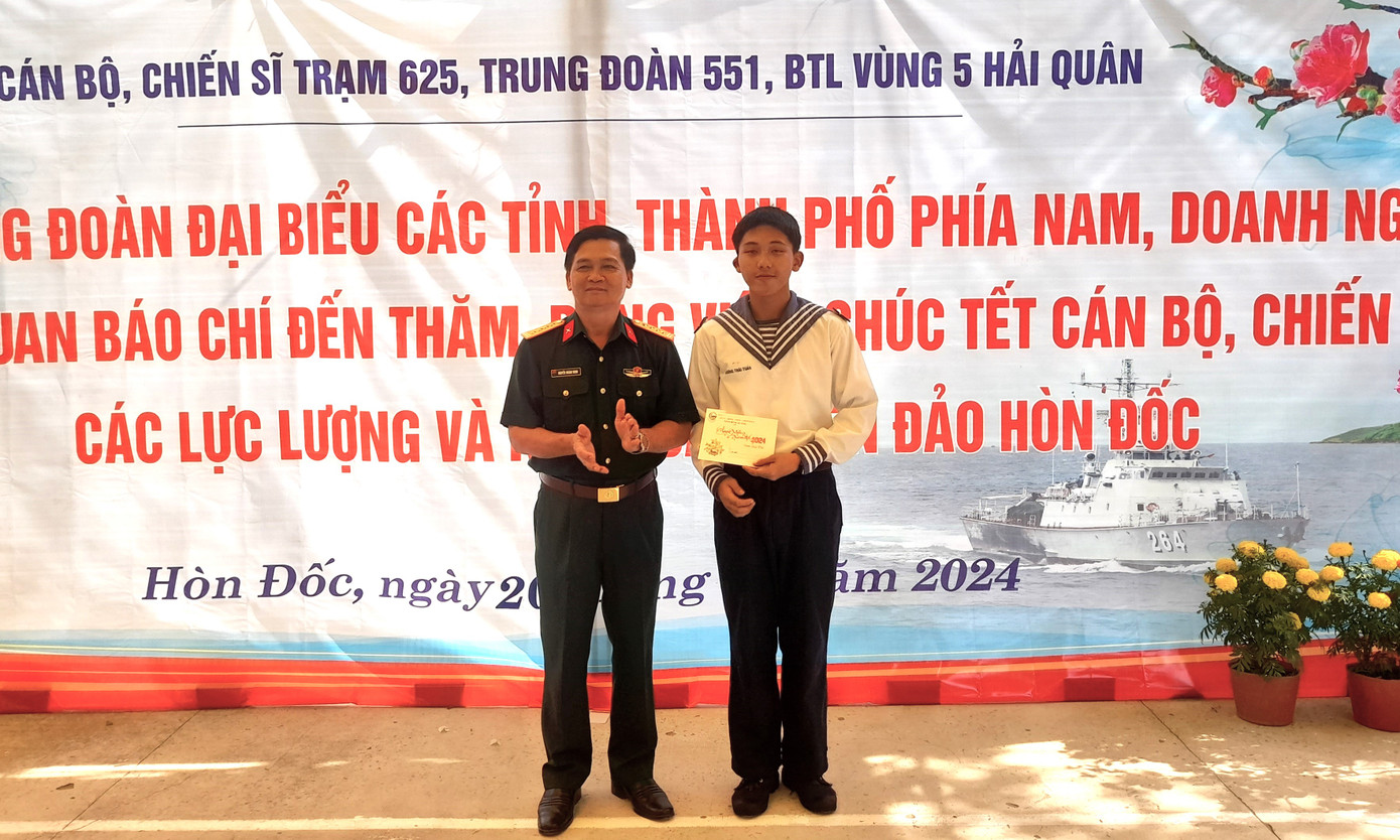 Đại biểu tặng quà động viên Hạ sĩ Dương Thái Tuấn, Trạm Radar 625 trên đảo Hòn Đốc. Hạ sĩ Dương Thái Tuấn có hoàn cảnh gia đình rất khó khăn khi cha mẹ đều mất do tai nạn giao thông, quê nhà hiện chỉ có một anh trai. Tuấn đã tình nguyện nhập ngũ đầu năm 2023 đón Tết Giáp Thìn 2024 trên đảo cùng đơn vị. Đại biểu tặng quà động viên Hạ sĩ Dương Thái Tuấn, Trạm Radar 625 trên đảo Hòn Đốc. Hạ sĩ Dương Thái Tuấn có hoàn cảnh gia đình rất khó khăn khi cha mẹ đều mất do tai nạn giao thông, quê nhà hiện chỉ có một anh trai. Tuấn đã tình nguyện nhập ngũ đầu năm 2023 đón Tết Giáp Thìn 2024 trên đảo cùng đơn vị.