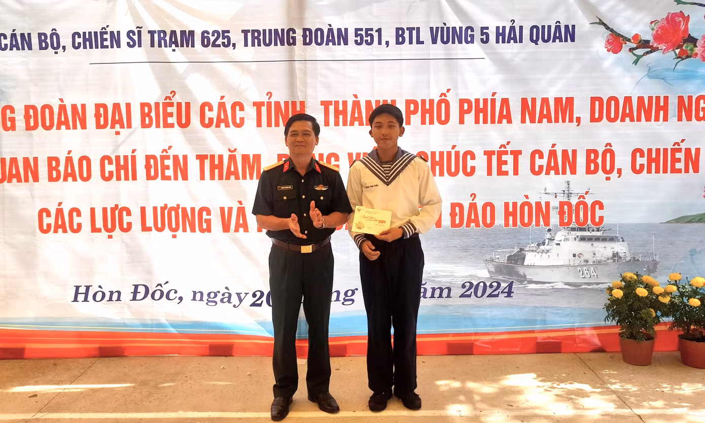 Đại biểu tặng quà động viên Hạ sĩ Dương Thái Tuấn, Trạm Radar 625 trên đảo Hòn Đốc. Hạ sĩ Dương Thái Tuấn có hoàn cảnh gia đình rất khó khăn khi cha mẹ đều mất do tai nạn giao thông, quê nhà hiện chỉ có một anh trai. Tuấn đã tình nguyện nhập ngũ đầu năm 2023 đón Tết Giáp Thìn 2024 trên đảo cùng đơn vị.