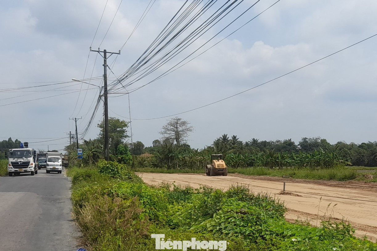 Công trình thi công dang dở, trong khi tuyến đường cũ nhỏ hẹp, xuống cấp.