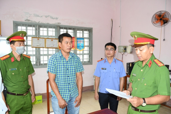 Công an thi hành các quyết định đối với Huỳnh Công Văn và Tăng Vinh Quang (từ trái sang). Công an thi hành các quyết định đối với Huỳnh Công Văn và Tăng Vinh Quang (từ trái sang).