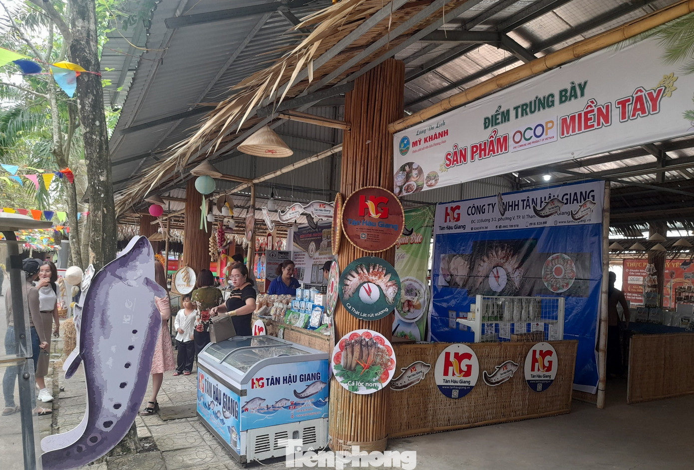 Điểm trưng bày sản phẩm OCOP miền Tây tại Làng du lịch Mỹ Khánh. Ảnh: CK. Điểm trưng bày sản phẩm OCOP miền Tây tại Làng du lịch Mỹ Khánh. Ảnh: CK.