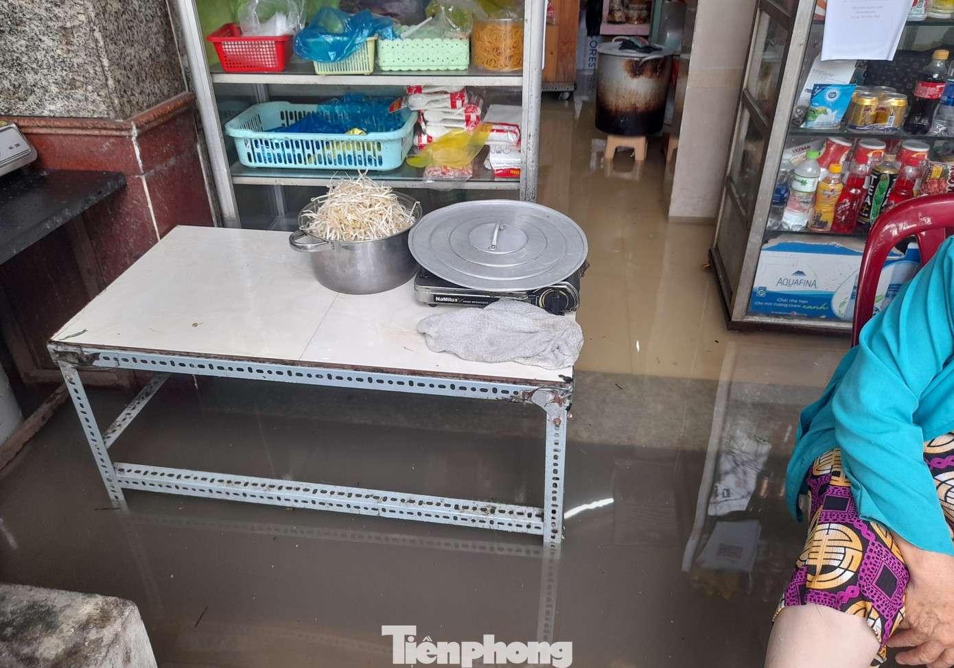 Nước tràn cả vào nhà dân.