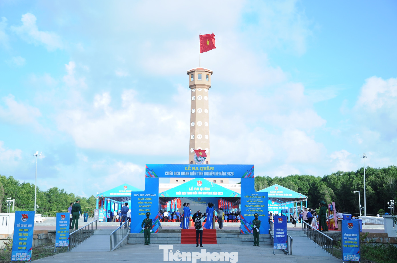 Sau khi dâng hương, đoàn đại biểu vào khu vực diễn ra Lễ ra quân ở Cột cờ Hà Nội tại Mũi Cà Mau.