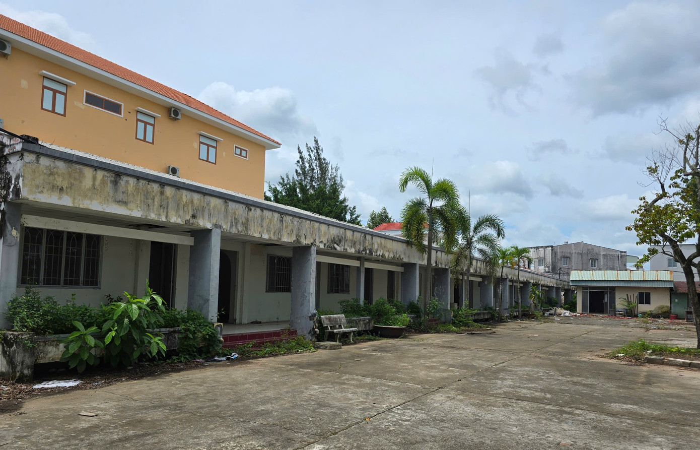 Dãy phòng nghỉ sau trụ sở Thành ủy Cần Thơ có 20 phòng, cũng dự kiến làm nhà ở công vụ, nhưng cũng trong tình trạng xuống cấp, hư hỏng nặng.