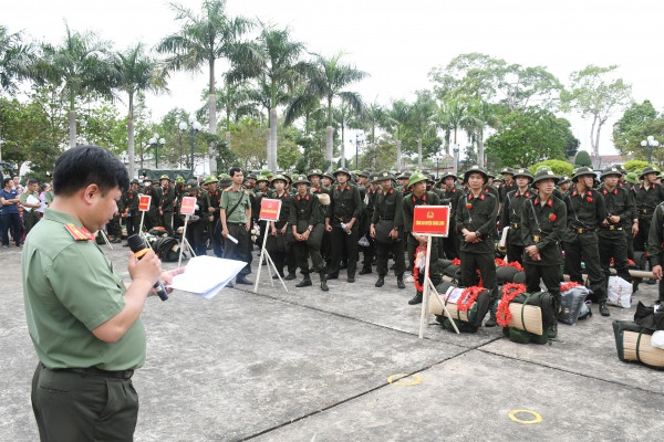 Công an tỉnh Trà Vinh thông qua danh sách bàn giao quân. Công an tỉnh Trà Vinh thông qua danh sách bàn giao quân.