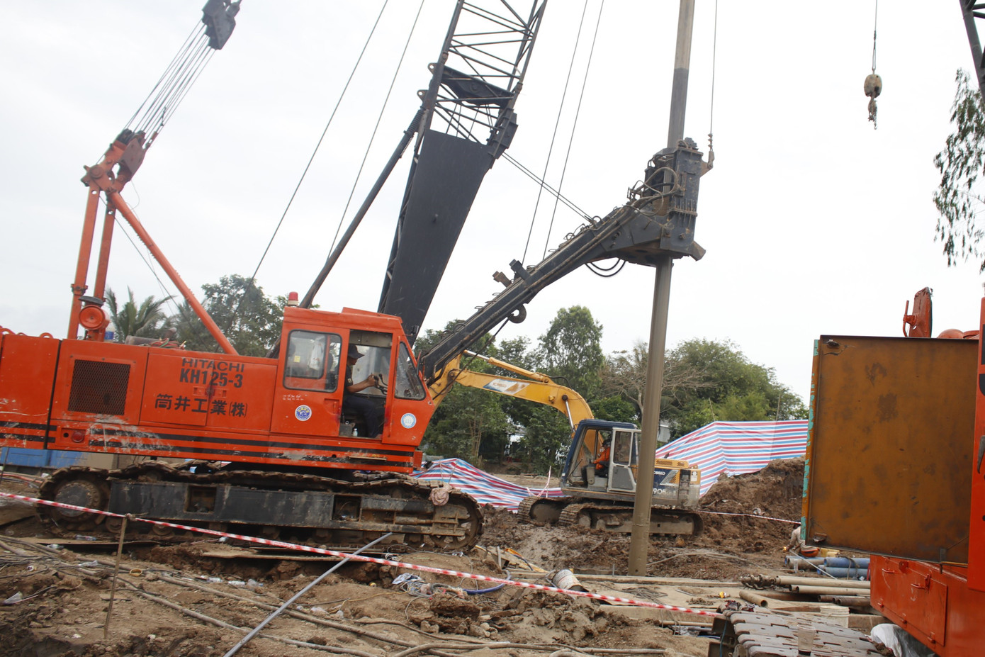 Nhiều phương tiện cứu hộ được huy động. Nhiều phương tiện cứu hộ được huy động.