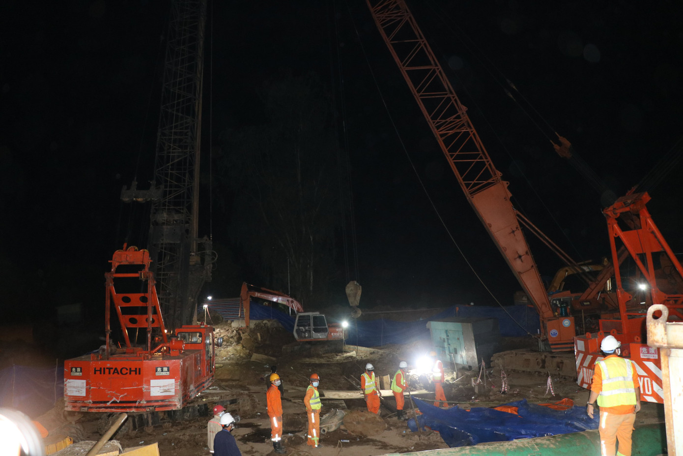 Lực lượng cứu hộ làm việc xuyên ngày đêm. Lực lượng cứu hộ làm việc xuyên ngày đêm.