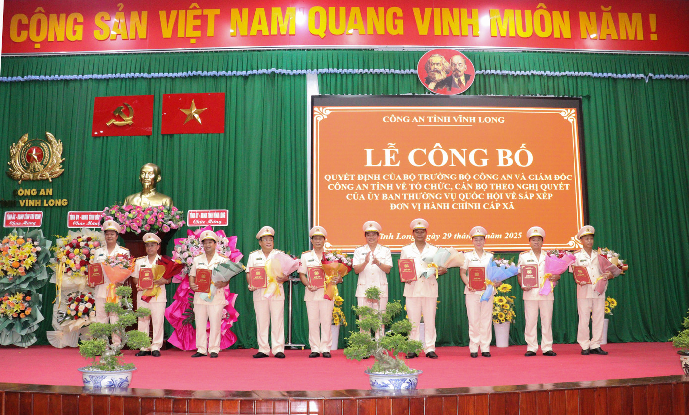 Đại tá Nguyễn Thanh Hải - Giám đốc Công an tỉnh Vĩnh Long mới trao quyết định của Bộ trưởng Bộ Công an cho các Phó Giám đốc Công an tỉnh. Đại tá Nguyễn Thanh Hải - Giám đốc Công an tỉnh Vĩnh Long mới trao quyết định của Bộ trưởng Bộ Công an cho các Phó Giám đốc Công an tỉnh.