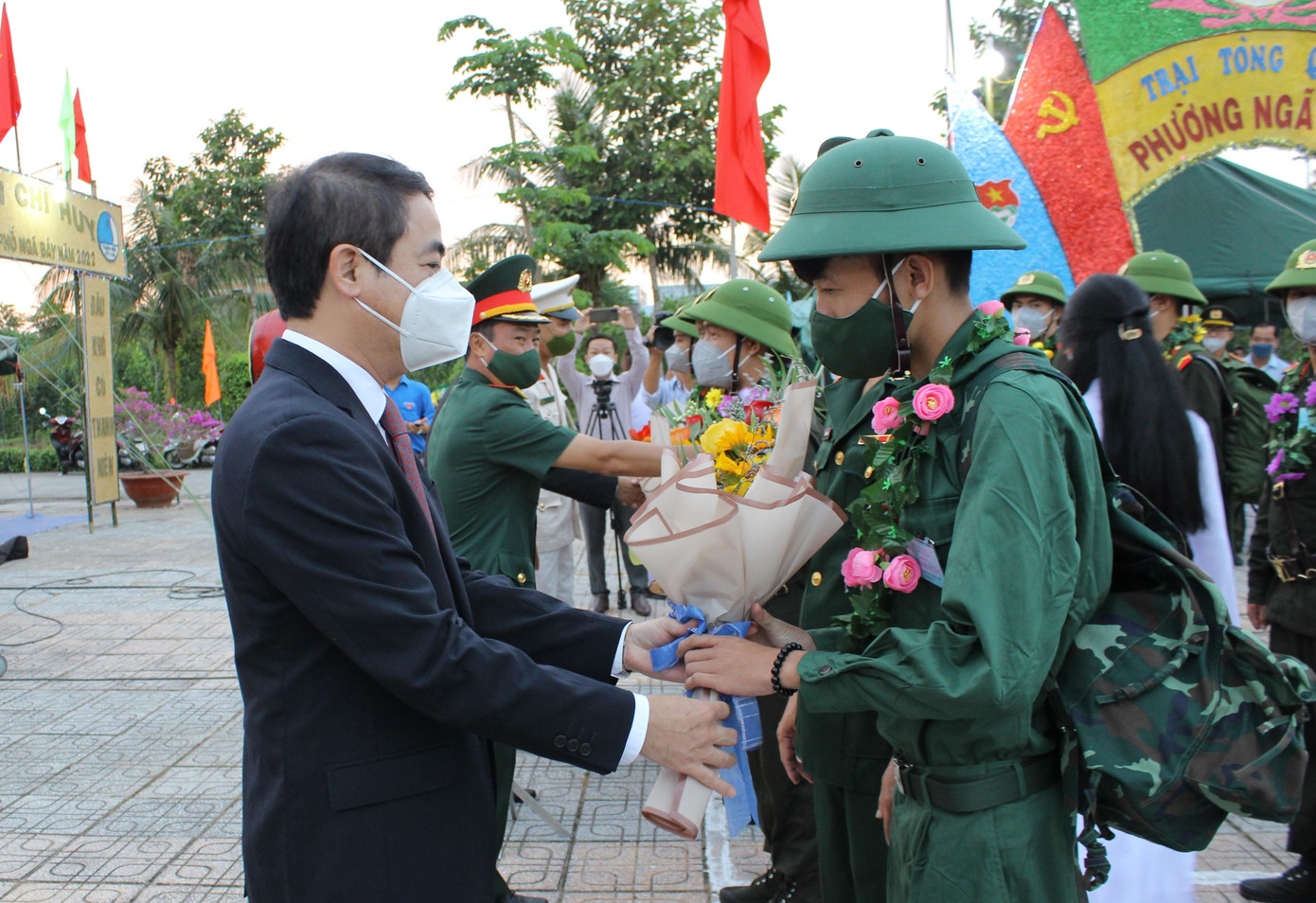 Bí thư Tỉnh ủy Hậu Giang Nghiêm Xuân Thành tặng hoa, động viên các tân binh trước giờ lên đường.